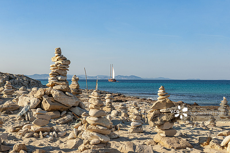 福门特拉岛Les Illetes自然公园海滩上的禅意鹅卵石图片素材