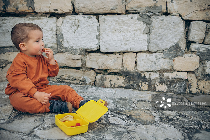 孩子从午餐盒里吃覆盆子图片素材