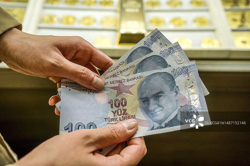 女人手持土耳其里拉纸币图片素材
