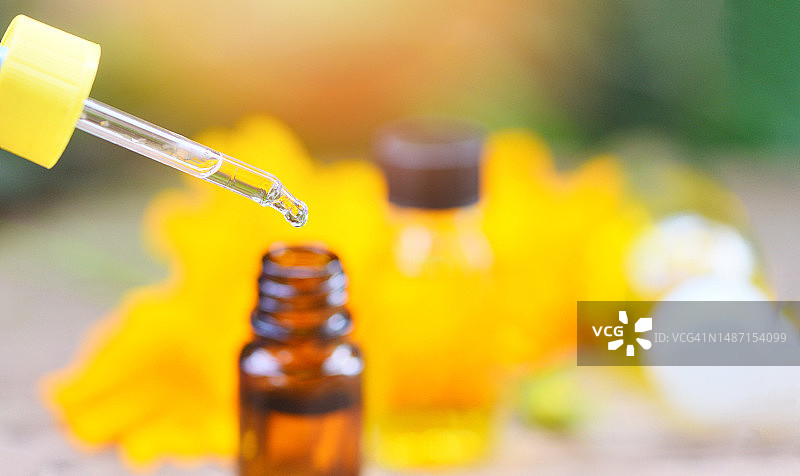 草本精油滴管与花朵，绿色自然背景图片素材