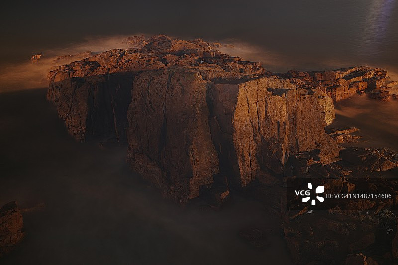 中国上海日落时分的岩层风光图片素材