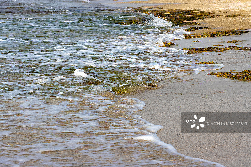 以色列纳哈里亚海滩海浪拍打海岸的高角度视图图片素材