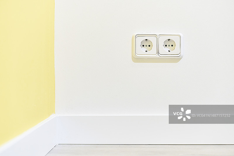 办公室或家庭白色墙壁上的电连接器特写图片素材