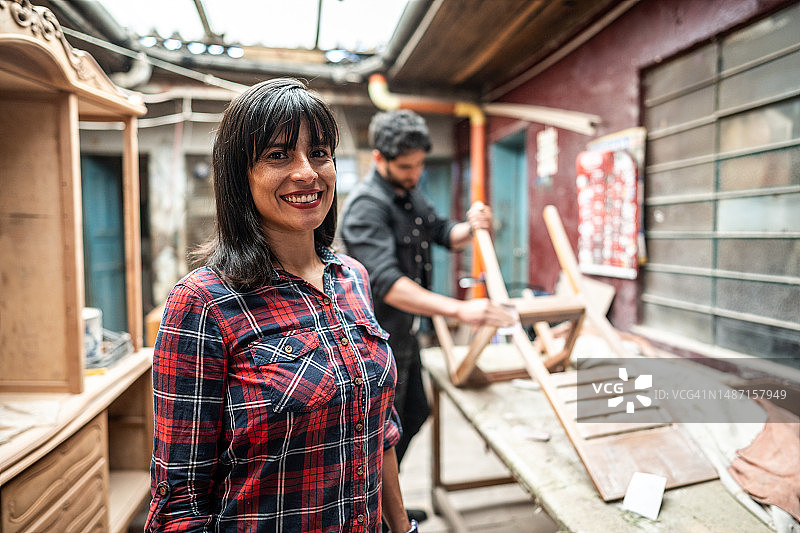 中年女人在木工车间里的肖像图片素材