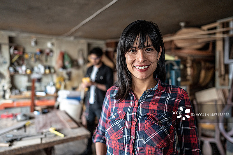 中年女人在木工车间里的肖像图片素材