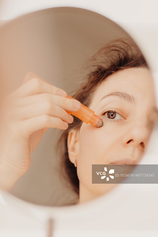 希腊，格雷西亚：女性在浴室涂睫毛膏特写图片素材