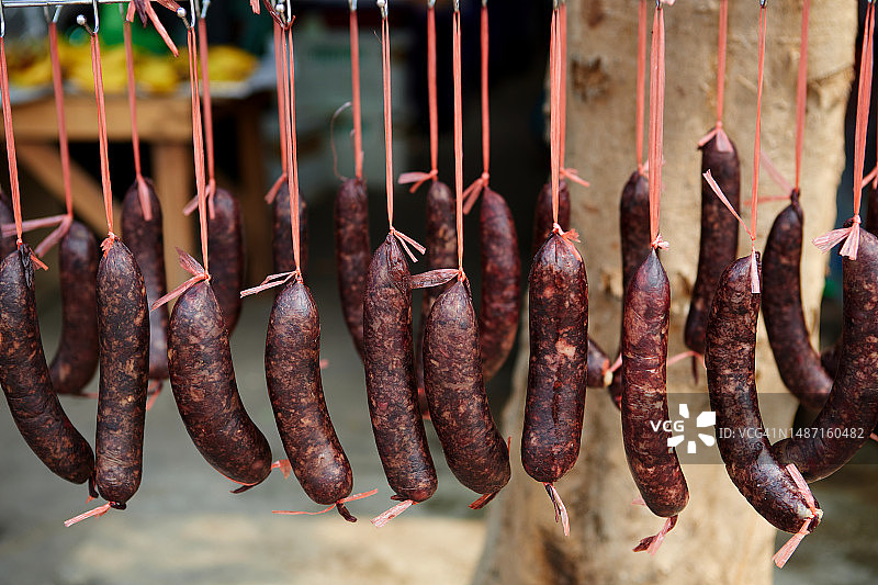 市场上出售的生香肠，泰国农磨兰普府图片素材