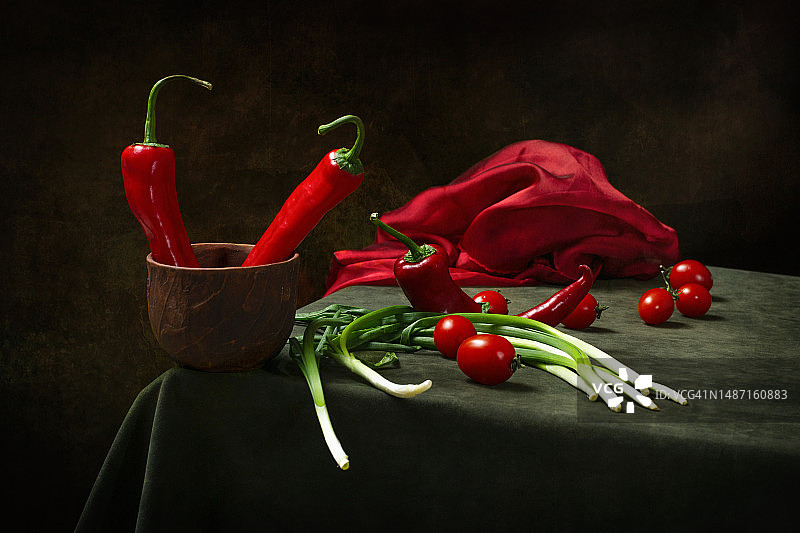 红辣椒、番茄和洋葱静物图片素材