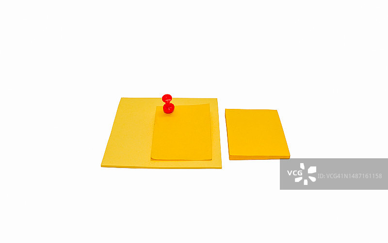 白色背景上的黄色便签和红色图钉（老挝）图片素材