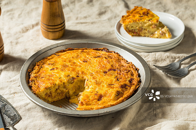餐桌上盘子里食物的高角度视角图片素材