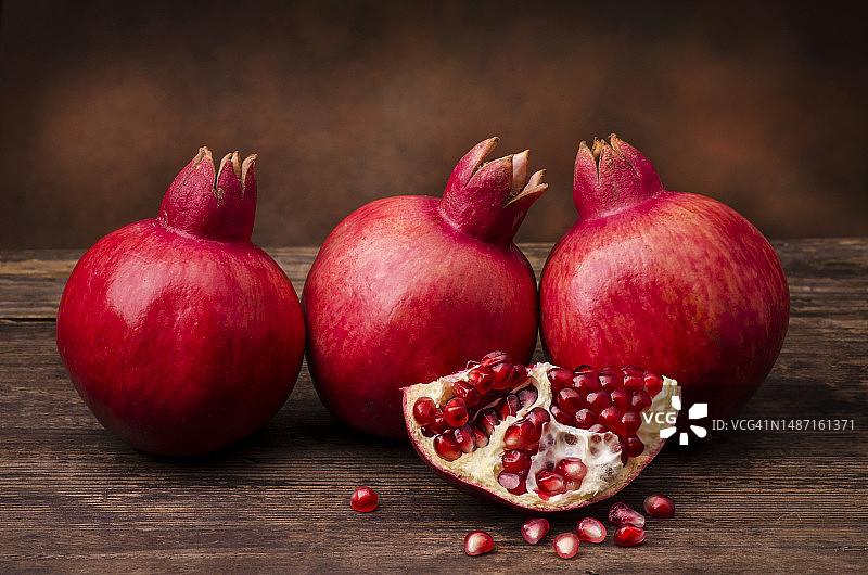 多汁红石榴静物，意大利图片素材