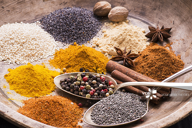 意大利桌子上容器中各种香料特写图片素材