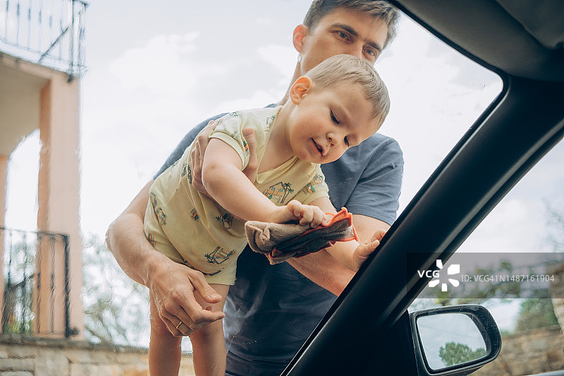 爸爸和孩子清洗汽车玻璃图片素材