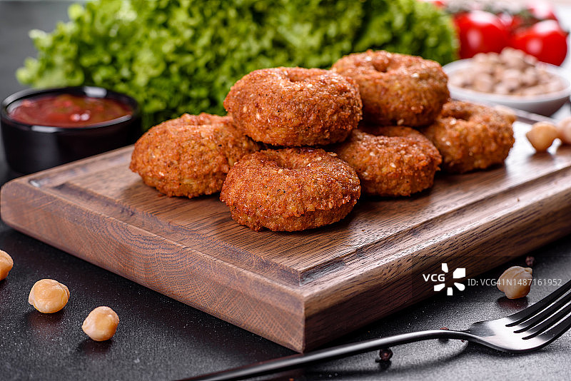 混凝土背景上美味新鲜的鹰嘴豆沙拉三明治配酱汁，罗马尼亚图片素材