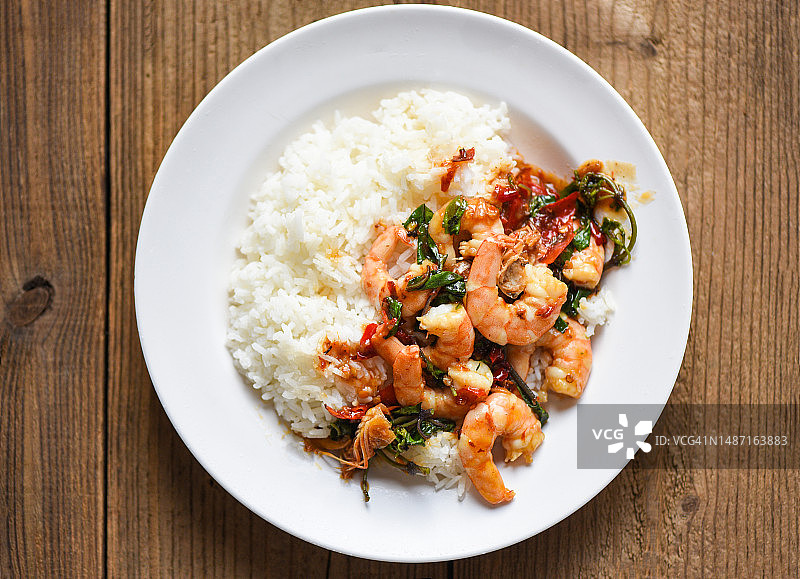 罗勒炒虾仁米饭，配泰式罗勒叶图片素材