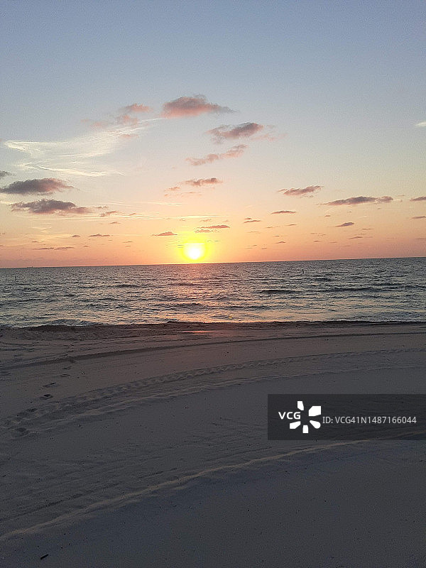 美国佛罗里达州北迈阿密海滩日落时分的海景图片素材