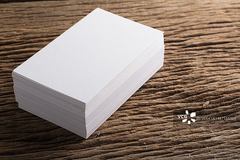 木质背景上的空白名片企业形象展示，罗马尼亚图片素材