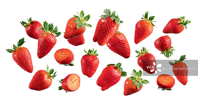 白色背景上飞舞的新鲜草莓图片素材