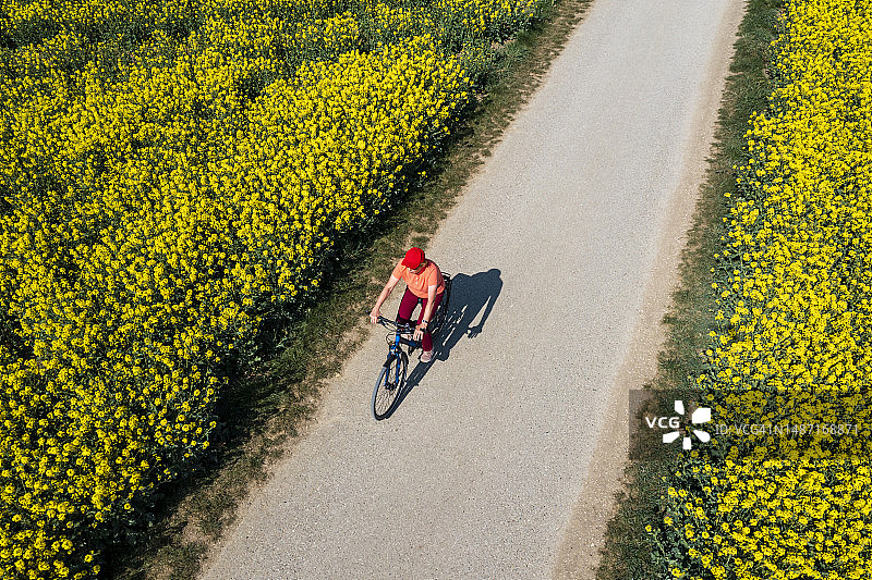 春季骑行（鸟瞰图）图片素材