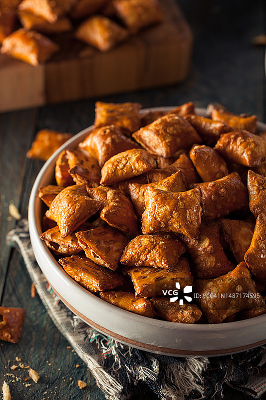 碗中的有机咸味花生酱椒盐脆饼（罗马尼亚）图片素材