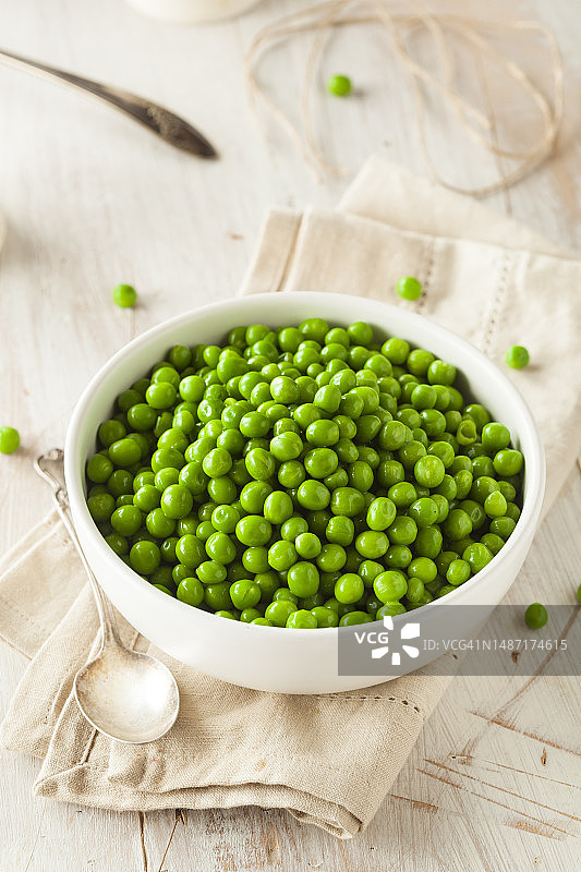 碗里的有机蒸鲜绿豌豆，罗马尼亚图片素材