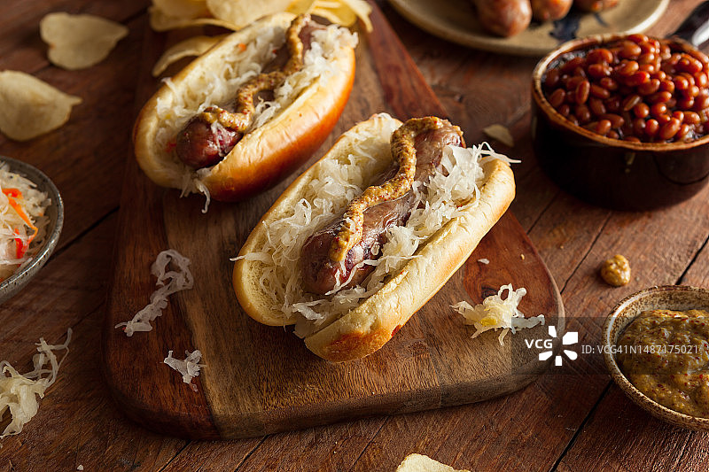 啤酒香肠配酸菜和香辣芥末，罗马尼亚图片素材