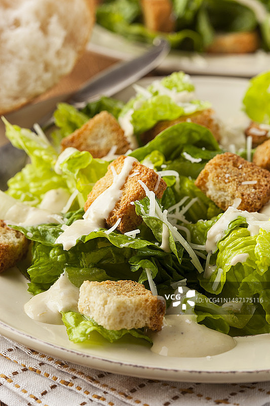 健康绿色有机凯撒沙拉配奶酪和面包丁图片素材