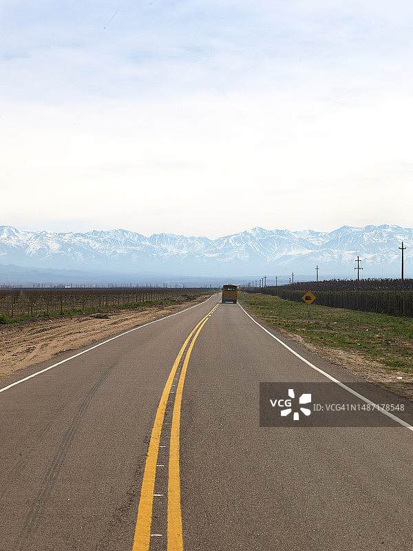 沙漠公路旅行图片素材