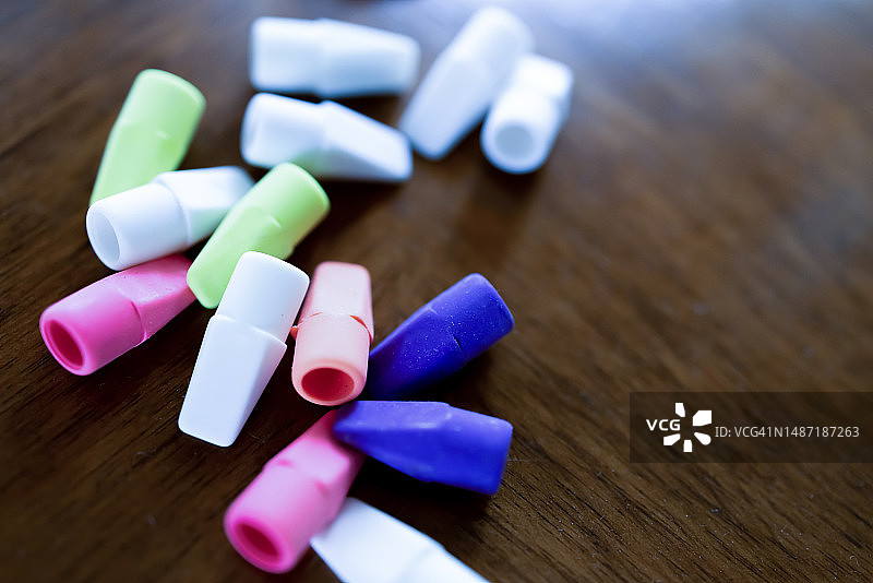 散落在桌上的铅笔头橡皮擦合集图片素材