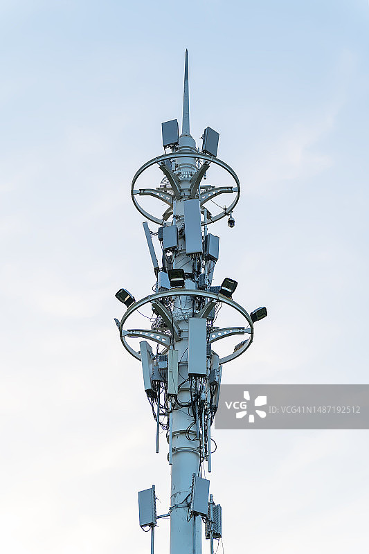 天空下的通信塔仰视图图片素材