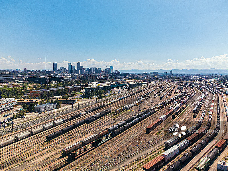 科罗拉多州丹佛市北部大型铁路调车场的高角度火车景观图片素材