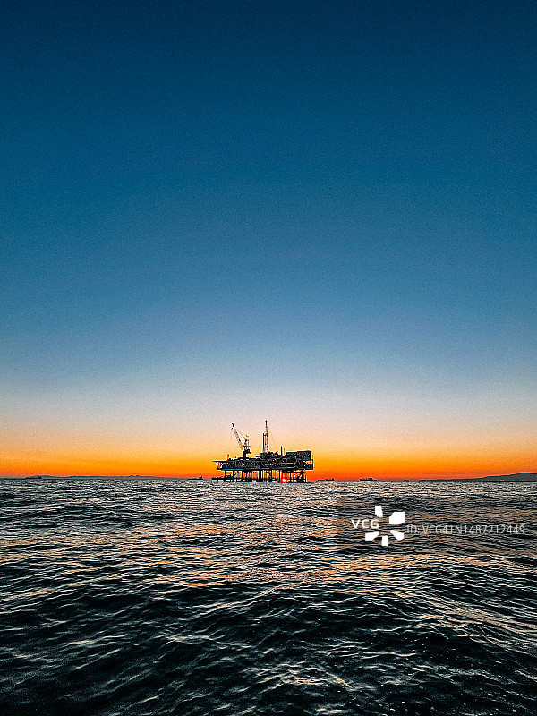 加利福尼亚州亨廷顿海滩附近海上石油钻井平台的超广角照片图片素材