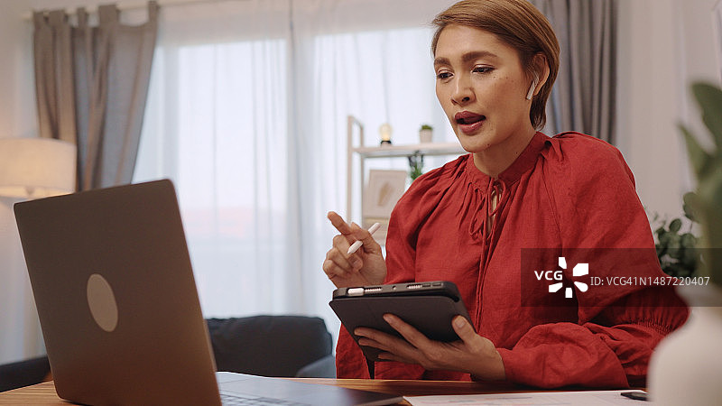 亚洲女性在家与同事进行营销报告视频会议，新常态职场生活图片素材