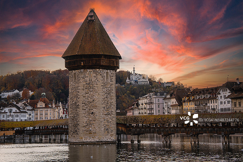 瑞士卢塞恩的教堂桥和水塔图片素材