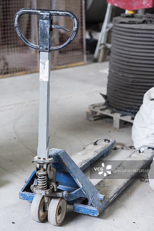 陶瓷制造工厂中的托盘搬运车图片素材