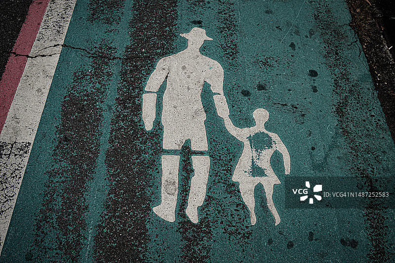 道路标志：儿童过马路标志图片素材