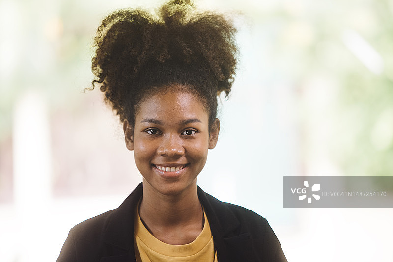 在咖啡馆的年轻美籍混血自由职业者肖像图片素材