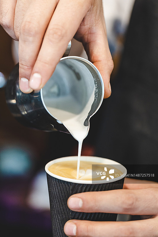 咖啡师制作外卖卡布奇诺图片素材