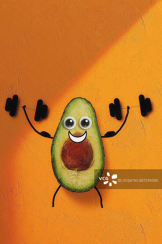 在健身房里举哑铃的趣味鳄梨图片素材