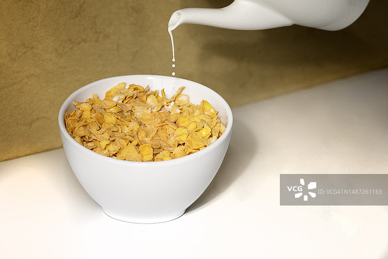 早餐时倒入牛奶的镜头图片素材