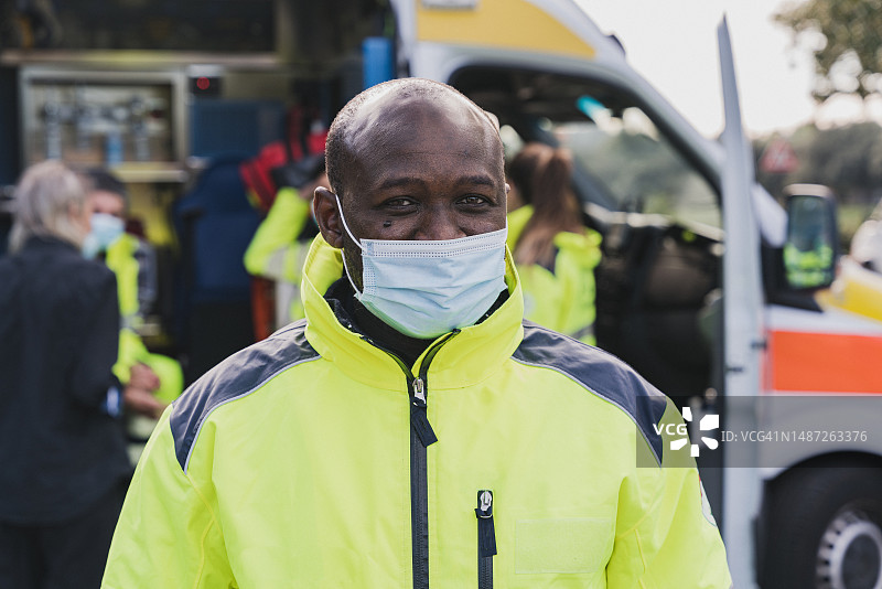 站在救护车前的急救人员图片素材