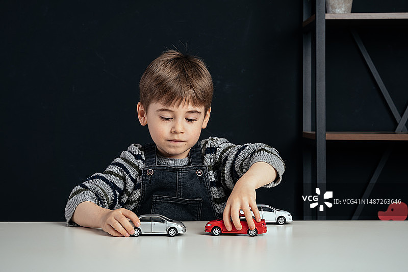 玩玩具汽车的小男孩图片素材