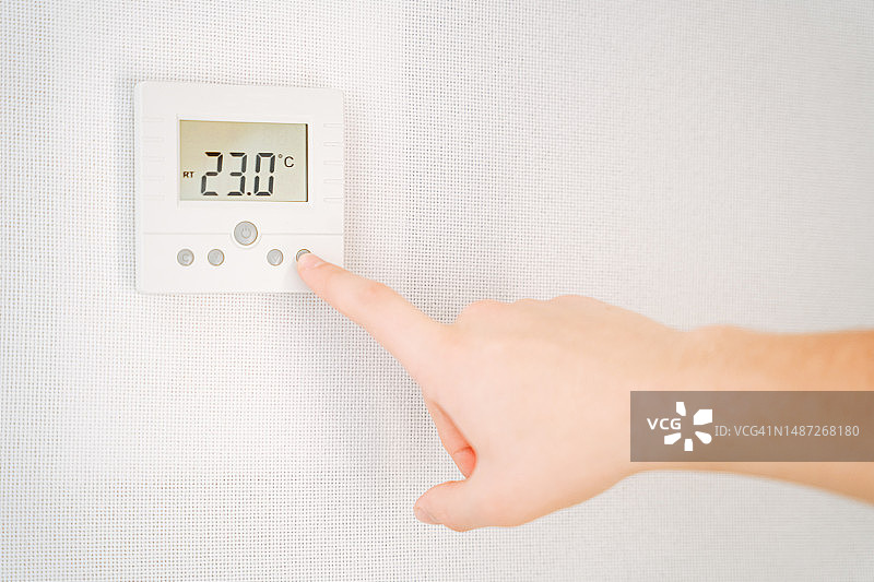 调节恒温器的人图片素材