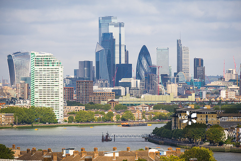 伦敦金融区摩天大楼俯瞰泰晤士河水滨住宅图片素材