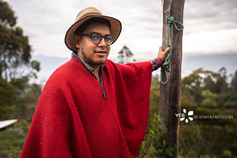 户外中年农民的肖像图片素材