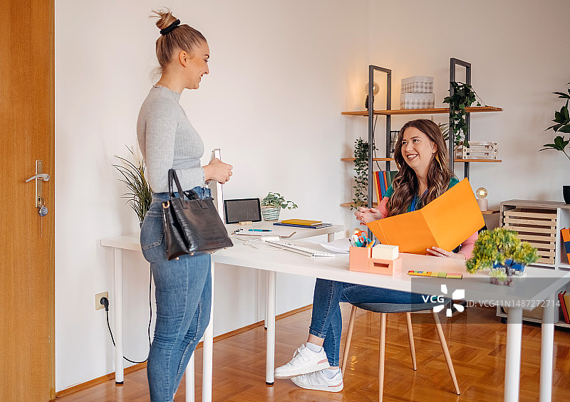 年轻女子在看医生时与护士交流图片素材