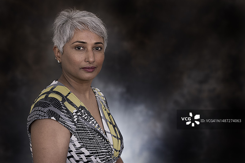 美丽的灰发印度女人图片素材