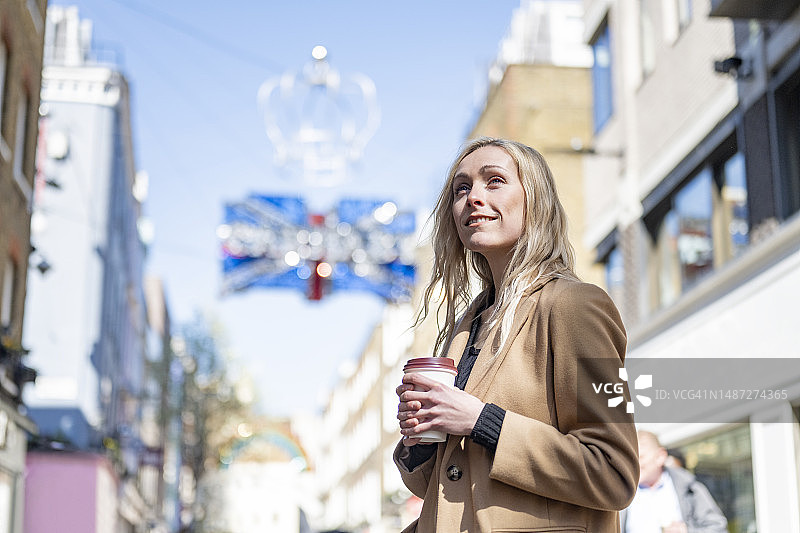 在伦敦卡纳比街的年轻女人图片素材