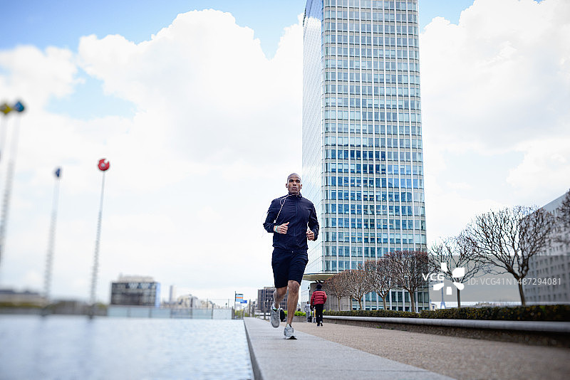 在法国巴黎拉德芳斯户外健身跑步图片素材
