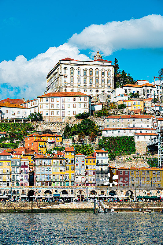 阳光明媚的葡萄牙波尔图老城区景色图片素材